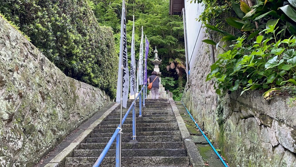 泉蔵院　長い階段