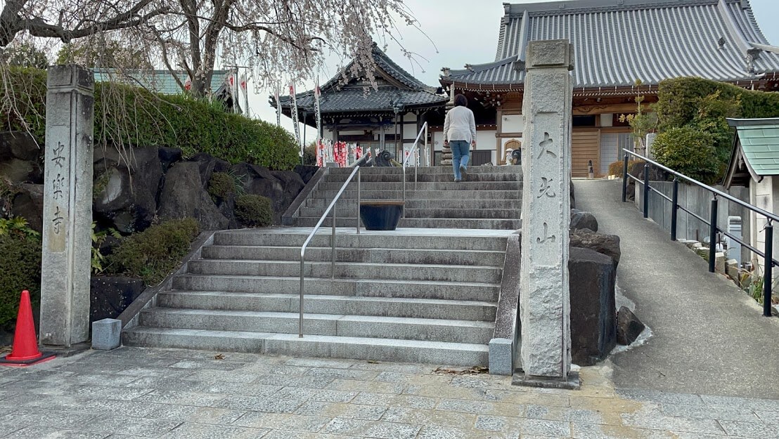 安楽寺 石柱門